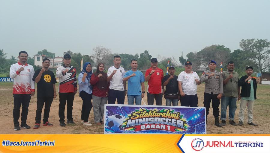 Foto bersama panitia, donatur dan pendukung Turnamen Mini Soccer Silaturrahmi Baran I di Baran, Kecamatan Meral, Kabupaten Karimun, Minggu (11/9/2026). (JurnalTerkini.id/rusdi)