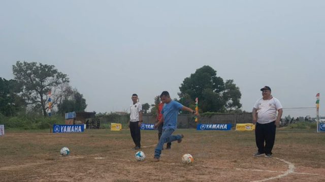 Ketua GP Ansor Karimun Yusriadi menendang bola tanda dimulainya Turnamen Mini Soccer Silaturrahmi Baran I di Baran, Kecamatan Meral, Kabupaten Karimun, Minggu (11/9/2026). (JurnalTerkini.id/rusdi)