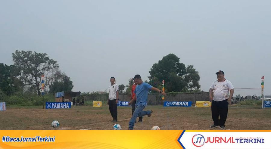 Ketua GP Ansor Karimun Yusriadi menendang bola tanda dimulainya Turnamen Mini Soccer Silaturrahmi Baran I di Baran, Kecamatan Meral, Kabupaten Karimun, Minggu (11/9/2026). (JurnalTerkini.id/rusdi)
