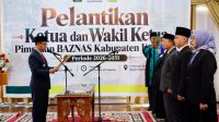 Bupati Karimun, Ing. H. Iskandarsyah, secara resmi melantik jajaran pimpinan Badan Amil Zakat Nasional (BAZNAS) Kabupaten Karimun Periode 2026–2031 di Rumah Dinas Bupati Karimun, Jumat (30/10/2026). (Foto: Diskominfo)