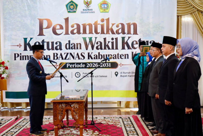 Bupati Karimun, Ing. H. Iskandarsyah, secara resmi melantik jajaran pimpinan Badan Amil Zakat Nasional (BAZNAS) Kabupaten Karimun Periode 2026–2031 di Rumah Dinas Bupati Karimun, Jumat (30/10/2026). (Foto: Diskominfo)