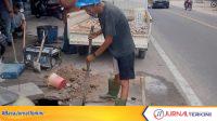 pipa air pdam bocor Petugas Perusahaan Umum Daerah (Perumda) Tirta Mulia Karimun memperbaiki pipa yang bocor di Jaringan Distribusi Utama (JDU) berukuran 8 inchi di kawasan A. Yani Baran I, Rabu (21/10/2026). (foto: PERUMDA TIRTA MULIA KARIMUN)