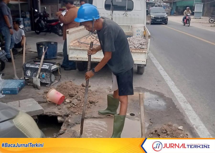 Petugas Perusahaan Umum Daerah (Perumda) Tirta Mulia Karimun memperbaiki pipa yang bocor di Jaringan Distribusi Utama (JDU) berukuran 8 inchi di kawasan A. Yani Baran I, Rabu (21/10/2026). (foto: PERUMDA TIRTA MULIA KARIMUN)