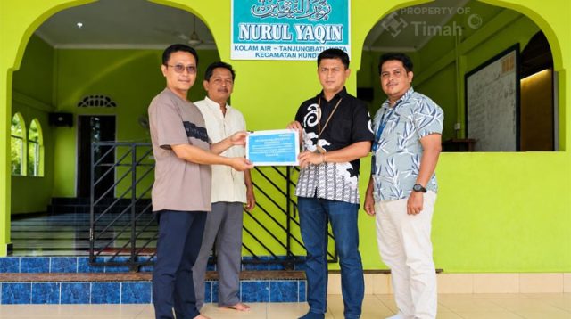 PT Timah Tbk menyerahkan bantuan operasional guna mendukung rehabilitasi serta penambahan sarana dan prasarana ibadah di Surau Nurul Yaqin, Kelurahan Tanjung Batu Kota, Kecamatan Kundur, Kabupaten Karimun, Kepulauan Riau.
