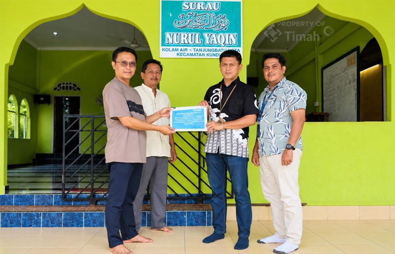 PT Timah Tbk menyerahkan bantuan operasional guna mendukung rehabilitasi serta penambahan sarana dan prasarana ibadah di Surau Nurul Yaqin, Kelurahan Tanjung Batu Kota, Kecamatan Kundur, Kabupaten Karimun, Kepulauan Riau.