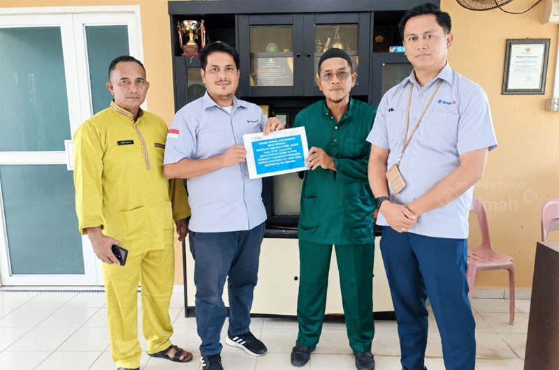 PT Timah Tbk menyerahkan bantuan sarana olahraga guna mendukung Tim All Star Kundur Barat U-40 yang berlaga pada kejuaraan GMM Cup II Pasir Panjang di Lapangan Pasir Panjang, Kecamatan Meral Barat, Kabupaten Karimun, Kepulauan Riau.