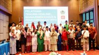 Bupati Iskandarsyah bersama sejumlah peserta dan pelaksana kegiatan berpose dalam pembukaan Pelatihan Trauma Healing dan Pendampingan TPPO di Tanjung Balai Karimun, Selasa (13/10/2026). (foto: diskominfostaper karimun)