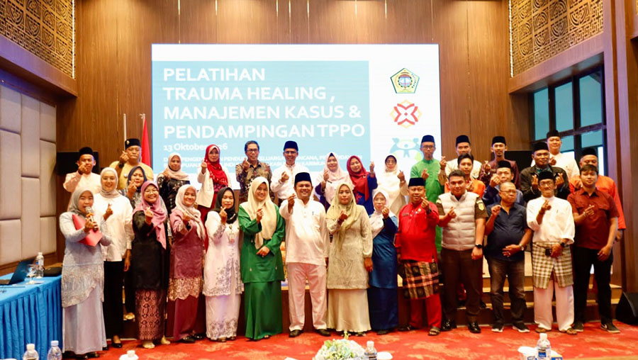 Bupati Iskandarsyah bersama sejumlah peserta dan pelaksana kegiatan berpose dalam pembukaan Pelatihan Trauma Healing dan Pendampingan TPPO di Tanjung Balai Karimun, Selasa (13/10/2026). (foto: diskominfostaper karimun)