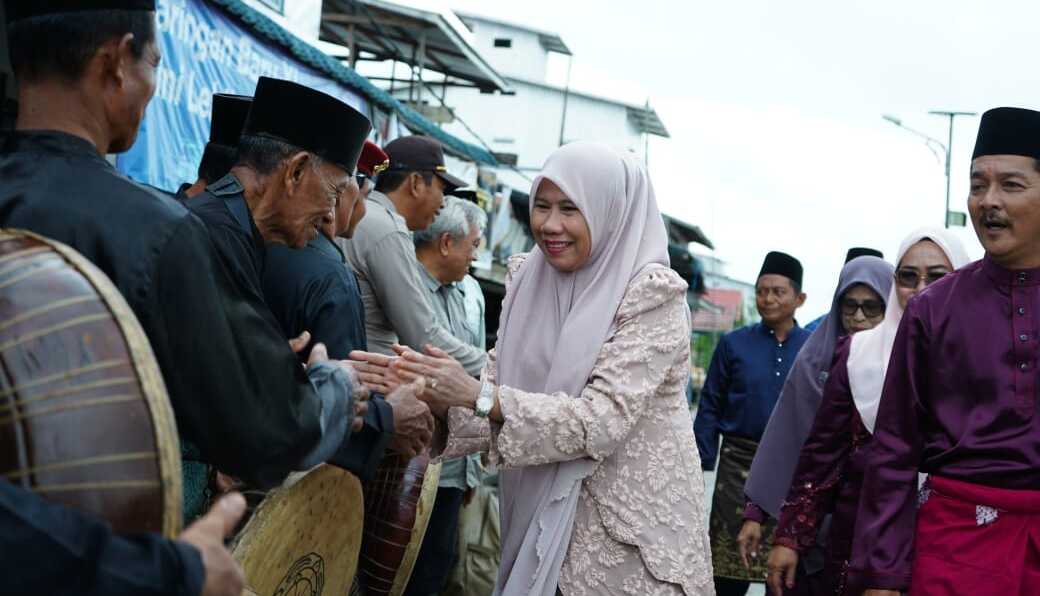 Wakil Bupati Indragiri Hilir, Yuliantini, secara resmi membuka Musabaqah Tilawatil Qur’an (MTQ) ke-55 tingkat Kecamatan Mandah di Lapangan Sepak Bola Mandah, Selasa (30/9/2025).