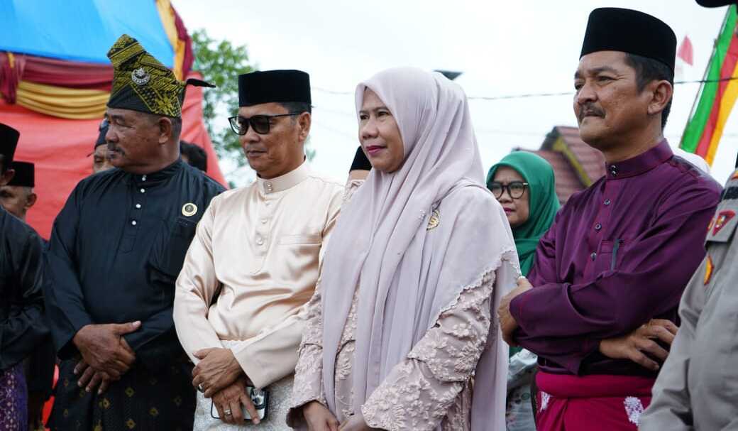 Wakil Bupati Indragiri Hilir, Yuliantini, secara resmi membuka Musabaqah Tilawatil Qur’an (MTQ) ke-55 tingkat Kecamatan Mandah di Lapangan Sepak Bola Mandah, Selasa (30/9/2025).