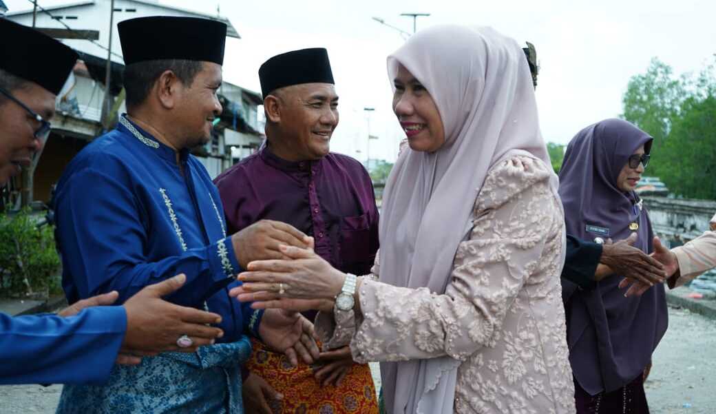 Wakil Bupati Indragiri Hilir, Yuliantini, secara resmi membuka Musabaqah Tilawatil Qur’an (MTQ) ke-55 tingkat Kecamatan Mandah di Lapangan Sepak Bola Mandah, Selasa (30/9/2025).