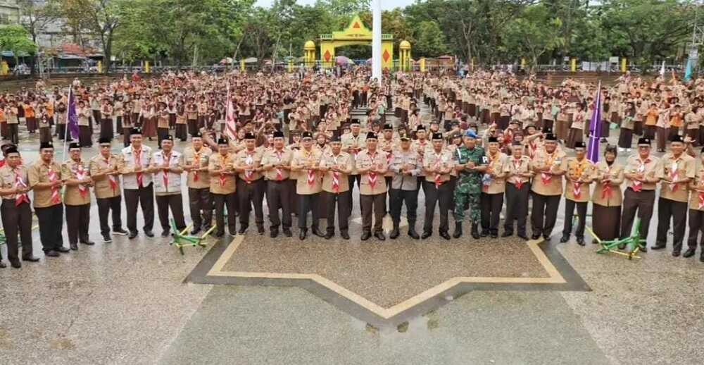 Bupati Inhil H. Herman memimpin upacara peringatan Hari Pramuka ke-64 dan melepas kontingen ke World Muslim Scout Jambore 2025