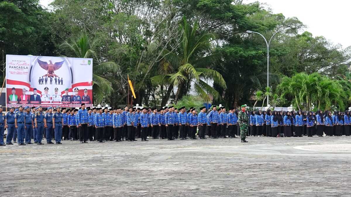 Kalangan ASN mengikuti upacara peringatan Hari Kesaktian Pancasila yang digelar di Lapangan Upacara Kantor Bupati Inhil, Rabu (1/10/2025).