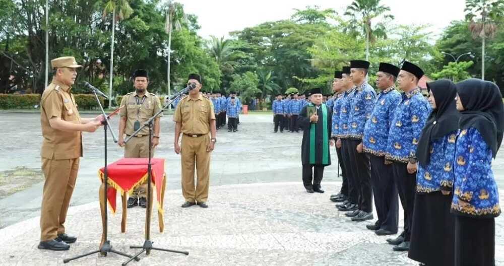 Bupati Inhil menyerahkan Surat Keputusan (SK) kepada 966 Aparatur Sipil Negara (ASN) lulusan IPDN