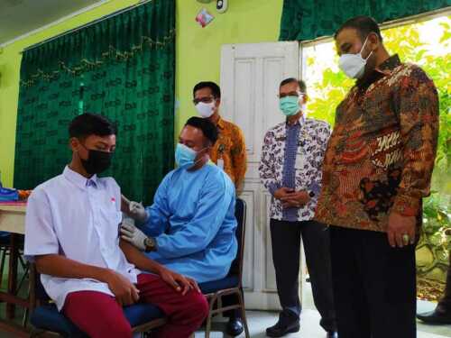 Bupati tinjau vaksinasi massal anak-anak