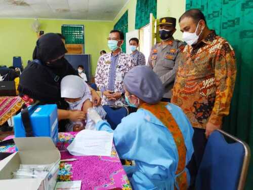Bupati tinjau vaksinasi massal anak-anak
