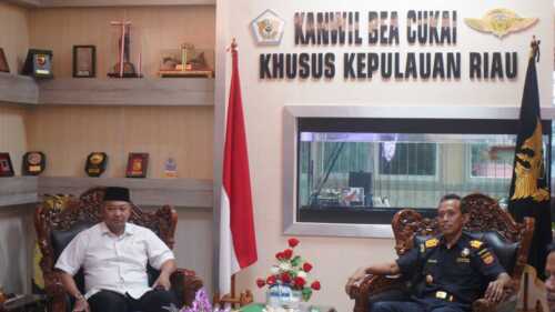 Ketua DPRD Karimun Raja Rafiza dan Kakanwil DJBC Khusus Kepulauan Riau Adhang Noegroho Adhi