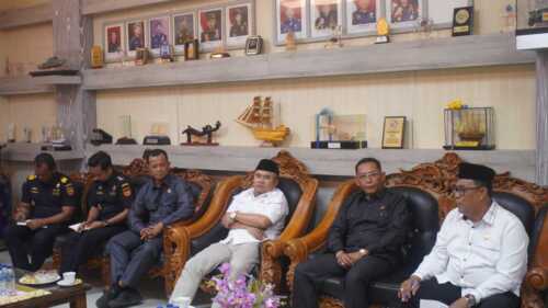Beberapa anggota DPRD Karimun mengikuti audiensi bersama Kanwil DJBC Khusus Kepri terkait kelangkaan beras di BC Kepri, Meral, Selasa (19/8/2025).