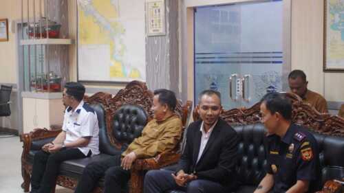 Anggota DPRD Karimun Suyadi (2 kanan) dalam audiensi bersama Kanwil DJBC Khusus Kepri terkait kelangkaan beras di BC Kepri, Meral, Selasa (19/8/2025).