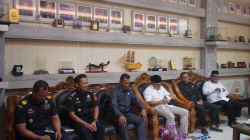 Anggota DPRD Karimun audiensi bersama Kanwil DJBC Khusus Kepri terkait kelangkaan beras di BC Kepri, Meral, Selasa (19/8/2025).