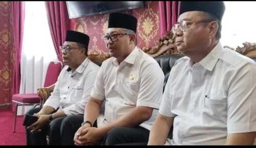 Ketua DPRD Karimun Raja Rafia (tengah), Wakil Ketua Ady Hermawan dan Ketua Komisi Anwar Hasan