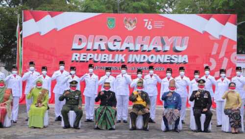 Berfoto bersama Paskibra