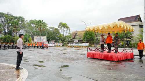Pemerintah Kabupaten Indragiri Hilir (Inhil) menggelar Apel Kesiapsiagaan Penanganan Bencana Kebakaran Hutan dan Lahan (Karhutla) Tahun 2025 di Lapangan Upacara Kantor Bupati Inhil, Selasa (25/2/2025). Apel ini dipimpin oleh Penjabat (Pj) Sekretaris Daerah (Sekda) Inhil, H. Tantawi Jauhari, serta dihadiri oleh Kapolres Inhil, AKBP Farouk Oktora, S.H., S.I.K., dan perwakilan Dandim 0314/Inhil, Pasi Ops Dim 0314/Inhil Kpt Arh Agus Purwanto, serta unsur terkait lainnya.