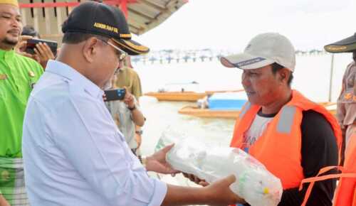 Bupati Karimun Serahkan Bantuan untuk Nelayan