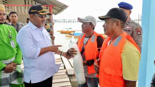 Bupati Karimun Serahkan Bantuan untuk Nelayan