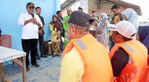 Bupati Karimun Serahkan Bantuan untuk Nelayan