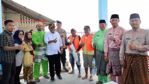 Bupati Karimun Serahkan Bantuan untuk Nelayan
