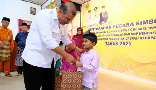 Bupati Karimun Serahkan Bantuan Perlengkapan Sekolah untuk Siswa di Kundur