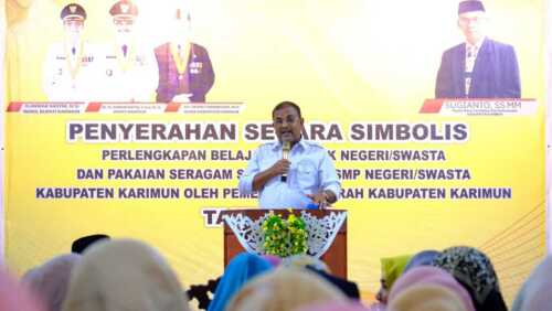 Bupati Karimun Serahkan Bantuan Perlengkapan Sekolah untuk Siswa di Kundur