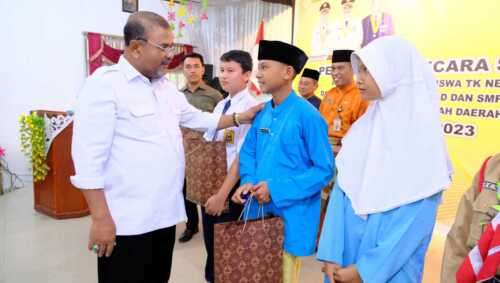 Bupati Karimun Serahkan Bantuan Perlengkapan Sekolah untuk Siswa TK di Kundur