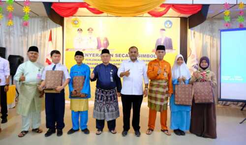 Bupati Karimun Serahkan Bantuan Perlengkapan Sekolah untuk Siswa di Kundur