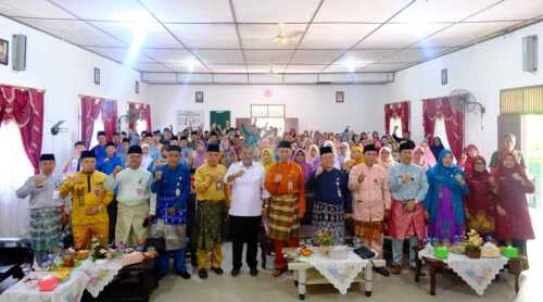 Bupati Karimun Serahkan Bantuan Perlengkapan Sekolah untuk Siswa di Kundur