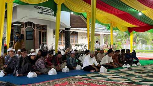 PEMERINTAH Kabupaten Indragiri Hilir (Inhil) menggelar kegiatan Amaliyah Ramadhan berupa buka puasa bersama yang berlangsung di halaman Kedaton Rumah Dinas Bupati pada Senin (17/3/2025). Acara ini dihadiri oleh Staf Ahli Bupati Bidang Pemerintahan, Hukum, dan Politik, serta unsur terkait lainnya.