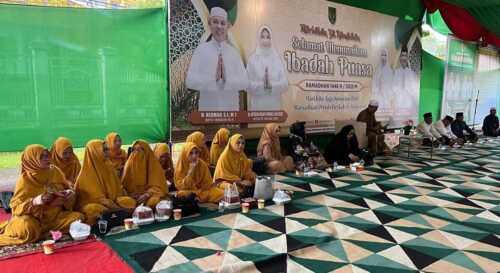 PEMERINTAH Kabupaten Indragiri Hilir (Inhil) menggelar kegiatan Amaliyah Ramadhan berupa buka puasa bersama yang berlangsung di halaman Kedaton Rumah Dinas Bupati pada Senin (17/3/2025). Acara ini dihadiri oleh Staf Ahli Bupati Bidang Pemerintahan, Hukum, dan Politik, serta unsur terkait lainnya.