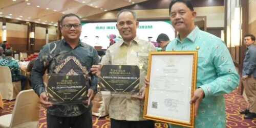 Bupati Inhil Terima Penghargaan Realisasi Investasi Terbesar Kedua se-Riau dan Sertifikat HKI Tari Kustodian dari Kemenkumham