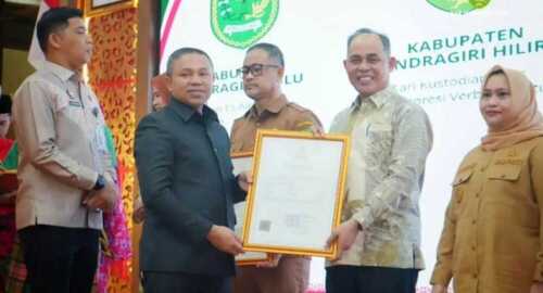 Bupati Inhil Terima Penghargaan Realisasi Investasi Terbesar Kedua se-Riau dan Sertifikat HKI Tari Kustodian dari Kemenkumham