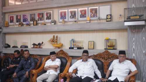 Wakil Ketua DPRD Karimun Ady Hermawan (kanan) bersama beberapa anggota dewan