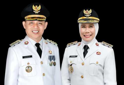 BUPATI dan Wakil Bupati Indragiri Hilir terpilih, H. Herman dan Hj. Yuliantini berpakaian seragam putih kepala dan wakil kepala daerah,