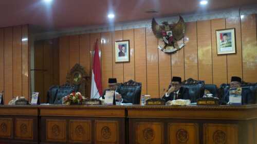 Pimpinan DPRD Karimun memimpin rapat paripurna dengan agenda penyampaian pidato pengantar Rancangan Pembangunan Jangka Menengah Daerah (RPJMD) 2025-2029 oleh Bupati Iskandarsyah dalam rapat paripurna di gedung DPRD Karimun, Selasa (22/7/2025).