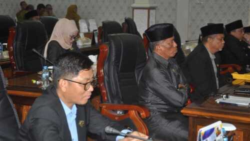 Anggota DPRD Karimun mengikuti rapat paripurna dengan agenda penyampaian pidato pengantar Rancangan Pembangunan Jangka Menengah Daerah (RPJMD) 2025-2029 oleh Bupati Iskandarsyah dalam rapat paripurna di gedung DPRD Karimun, Selasa (22/7/2025).