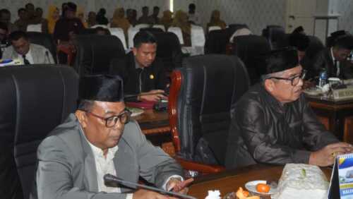 Anggota DPRD Karimun mengikuti rapat paripurna dengan agenda penyampaian pidato pengantar Rancangan Pembangunan Jangka Menengah Daerah (RPJMD) 2025-2029 oleh Bupati Iskandarsyah dalam rapat paripurna di gedung DPRD Karimun, Selasa (22/7/2025).