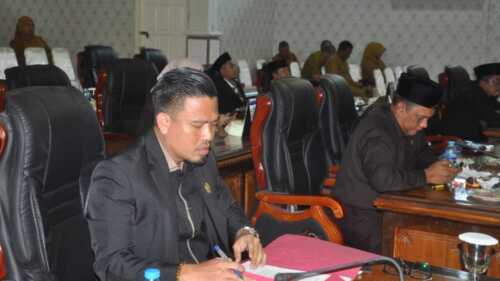 Anggota DPRD Karimun mengikuti rapat paripurna dengan agenda penyampaian pidato pengantar Rancangan Pembangunan Jangka Menengah Daerah (RPJMD) 2025-2029 oleh Bupati Iskandarsyah dalam rapat paripurna di gedung DPRD Karimun, Selasa (22/7/2025).