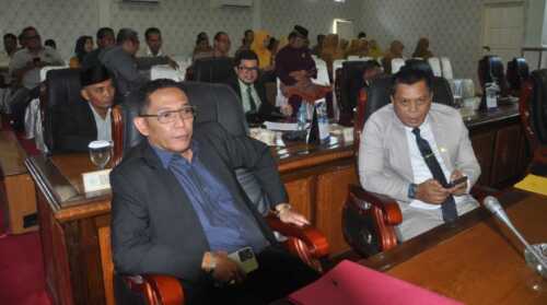 Anggota DPRD Karimun mengikuti rapat paripurna dengan agenda penyampaian pidato pengantar Rancangan Pembangunan Jangka Menengah Daerah (RPJMD) 2025-2029 oleh Bupati Iskandarsyah dalam rapat paripurna di gedung DPRD Karimun, Selasa (22/7/2025).