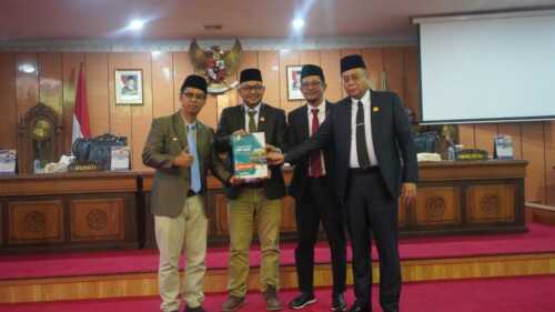 Ki-ka: Bupati Karimun Ing H Iskandarsyah, Ketua DPRD Raja, ST, Rafiza, Wakil Ketua I Satria, SE dan Wakil Ketua II Drs Ady Hermawan menunjukkan naskah RPJMD 2025-2029 dalam rapat paripurna di gedung DPRD Karimun, Selasa (22/7/2025).