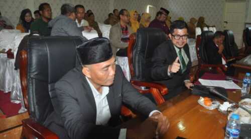 Anggota DPRD Karimun mengikuti rapat paripurna dengan agenda penyampaian pidato pengantar Rancangan Pembangunan Jangka Menengah Daerah (RPJMD) 2025-2029 oleh Bupati Iskandarsyah dalam rapat paripurna di gedung DPRD Karimun, Selasa (22/7/2025).
