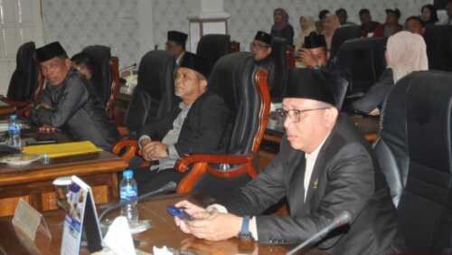 Anggota DPRD Karimun mengikuti rapat paripurna dengan agenda penyampaian pidato pengantar Rancangan Pembangunan Jangka Menengah Daerah (RPJMD) 2025-2029 oleh Bupati Iskandarsyah dalam rapat paripurna di gedung DPRD Karimun, Selasa (22/7/2025).